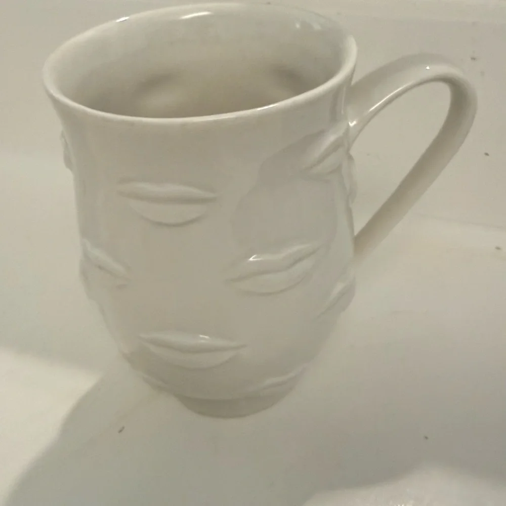 Jonathan Adler Muse Lips Mouth Porcelain Ceramic Coffee Mug Tea Cup White